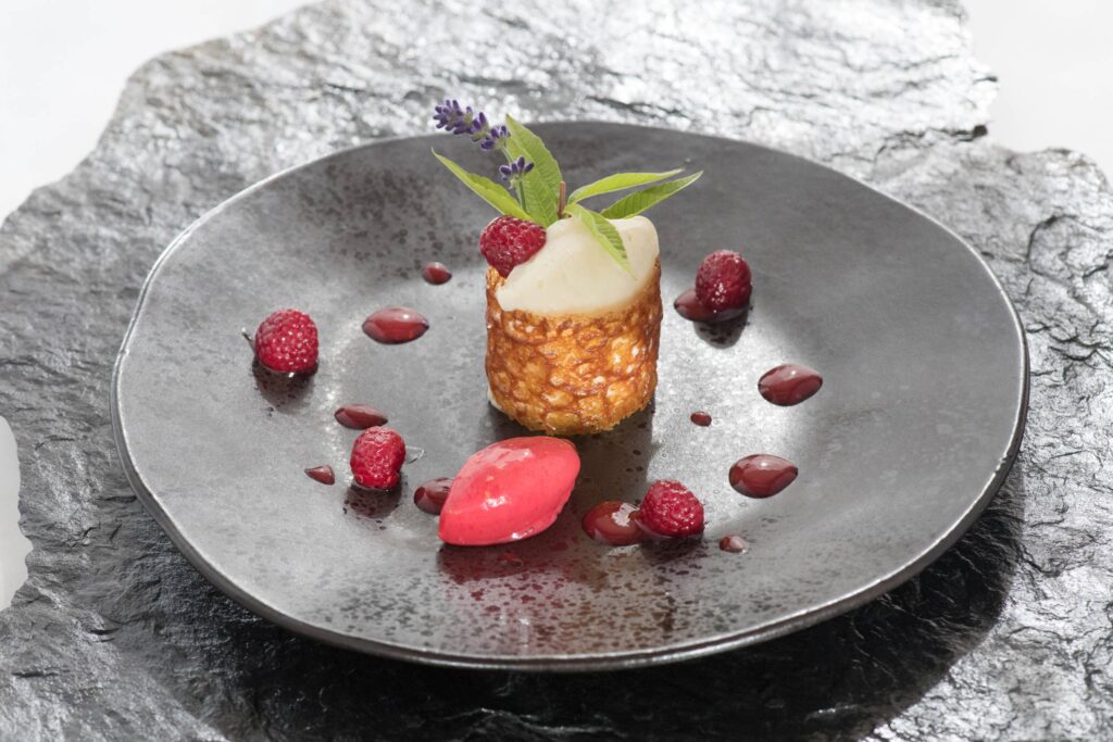 Ananas Dessert mit Himbeersorbet