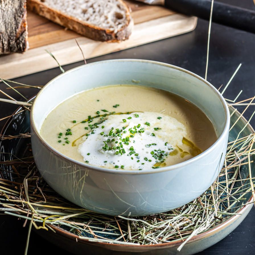 Schüssel mit einer Heusuppe auf Heu.