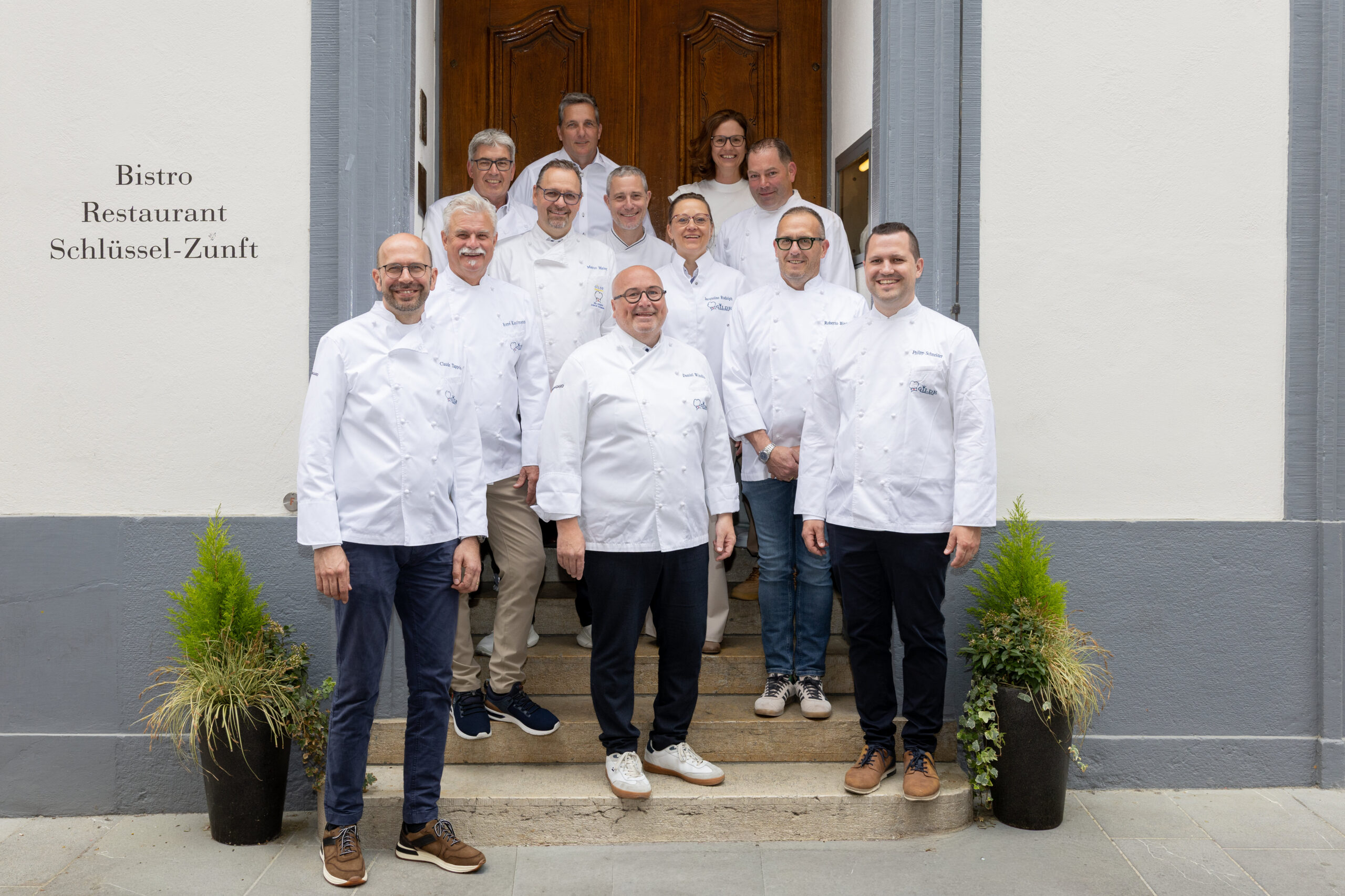 Gesamtvorstand der Gilde etablierter Schweizer Gastronomen vor der Schlüsselzunft Basel