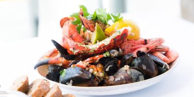 Teller mit verschiedenen Seafood Varianten